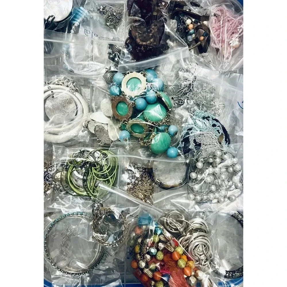100 Pieces Vintage-Now Jewelry Lot All Wearable Mixed Lot All Bagged - Picture 5 of 5